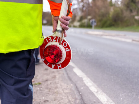 LANGENEUFNACH - 🚗 Mann fährt am Samstag (10.05.2025) mit Auto eines Verstorbenen ohne Fahrerlaubnis! Polizeikontrolle deckt dreiste Lügengeschichte, Alkohol am Steuer und fehlende Versicherung auf. 🚨