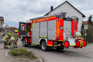 GEISENFELD - 🔥 Brand einer Mülltonne am Freitag (09.05.2025) im Klosterhof! Anwohner entsorgt Asche aus Holzofen - Feuerwehr löscht Flammen, keine Verletzten, Schaden nur an Tonne! 🧯