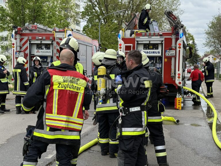NEUBURG AN DER DONAU - 🔥 Heftiger Brand am Dienstag (22.04.2025) am neuen Familienzentrum! Bitumenbahnen auf Flachdach geraten in Flammen - drei Bauarbeiter bleiben unverletzt! 👨‍🚒