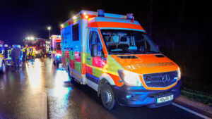 ROSENHEIM - 👊 Brutaler Faustschlag in der Nacht zum Sonntag (04.05.2025)! 24-jähriger Obinger erlitt nach Faustschlag Kieferbruch - Täter (25) mit weißem T-Shirt flüchtig! 🚑