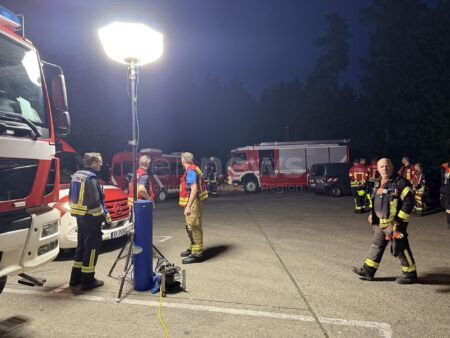 ERLANGEN – Ein Waldbrand ist am Mittwoch (30.04.2025) im Tennenloher Forst auf rund 15.000 Quadratmeter ausgebrochen. 🔥🌲Innenminister Herrmann vor Ort.