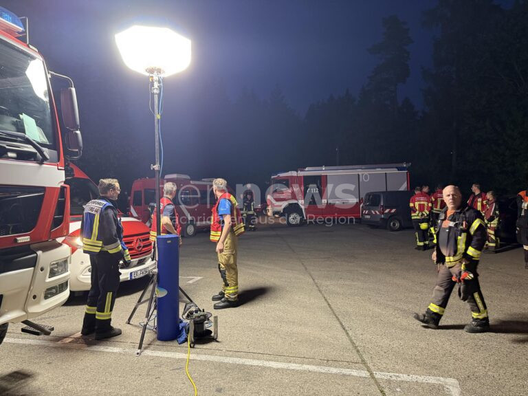 ERLANGEN – Ein Waldbrand ist am Mittwoch (30.04.2025) im Tennenloher Forst auf rund 15.000 Quadratmeter ausgebrochen. 🔥🌲Innenminister Herrmann vor Ort.