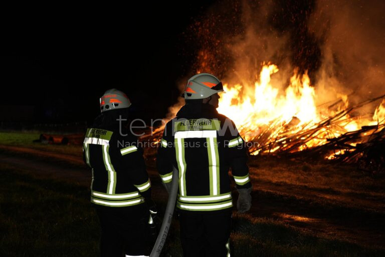 WAIDHOFEN - 🔥 Nächtliche Brandstiftung am Samstag (19.04.2025) auf einer Wiese! Holzstapel im Wert von 25.000 Euro abgebrannt - Kriminalpolizei Ingolstadt sucht Zeugen! 🧯