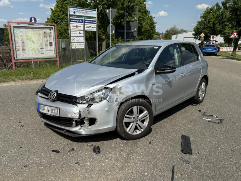 HOHENWART GT THIERHAM – Kreuzungsunfall nach Vorfahrtsmissachtung am Mittwoch (30.04.2025) glimpflich ausgegangen 💥🚑 Eine Person lediglich leicht verletzt.