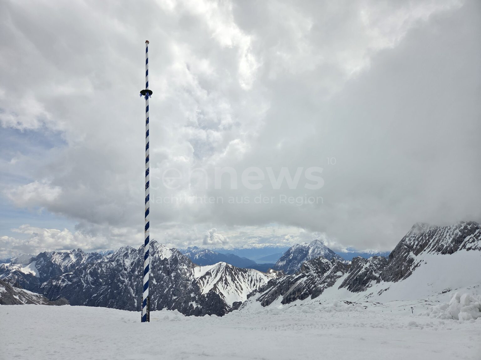 GARMISCH-PARTENKIRCHEN – Deutschlands höchster Maibaum steht wieder pünktlich zum Ende der Skisaison. Zugspitze schließt für Revision. 🛠️🎿