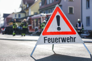 GAIMERSHEIM - 🛋️ Sofa gerät am Dienstag (06.05.2025) auf Balkon in Brand – Anwohner handelt rasch und Feuerwehr verhindert Schlimmeres, 15.000 Euro Schaden 🔥