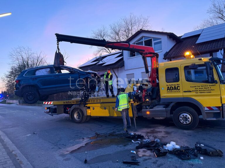 BAAR-EBENHAUSEN – Freitag (11.04.2025): Auto kracht gegen Gartenmauer, Fahrer (67) schwer verletzt, Totalschaden am Fahrzeug. 🚑🧱