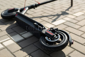 VOHBURG AN DER DONAU - 🛴 E-Scooter zwischen Freitag (13.06.2025) und Montag am Bahnhof Rockolding gestohlen – Schloss aufgebrochen, Polizei ermittelt! 🔍