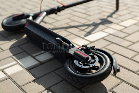 VOHBURG AN DER DONAU - 🛴 E-Scooter zwischen Freitag (13.06.2025) und Montag am Bahnhof Rockolding gestohlen – Schloss aufgebrochen, Polizei ermittelt! 🔍