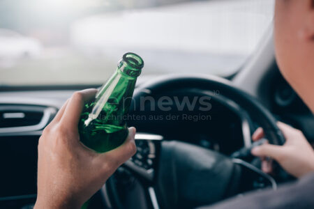AUGSBURG-KRIEGSHABER – Polizei stoppt am Sonntag (04.05.2025) einen 25-jährigen Autofahrer mit über 0,6 Promille in Kriegshaber. 🚗🍻
