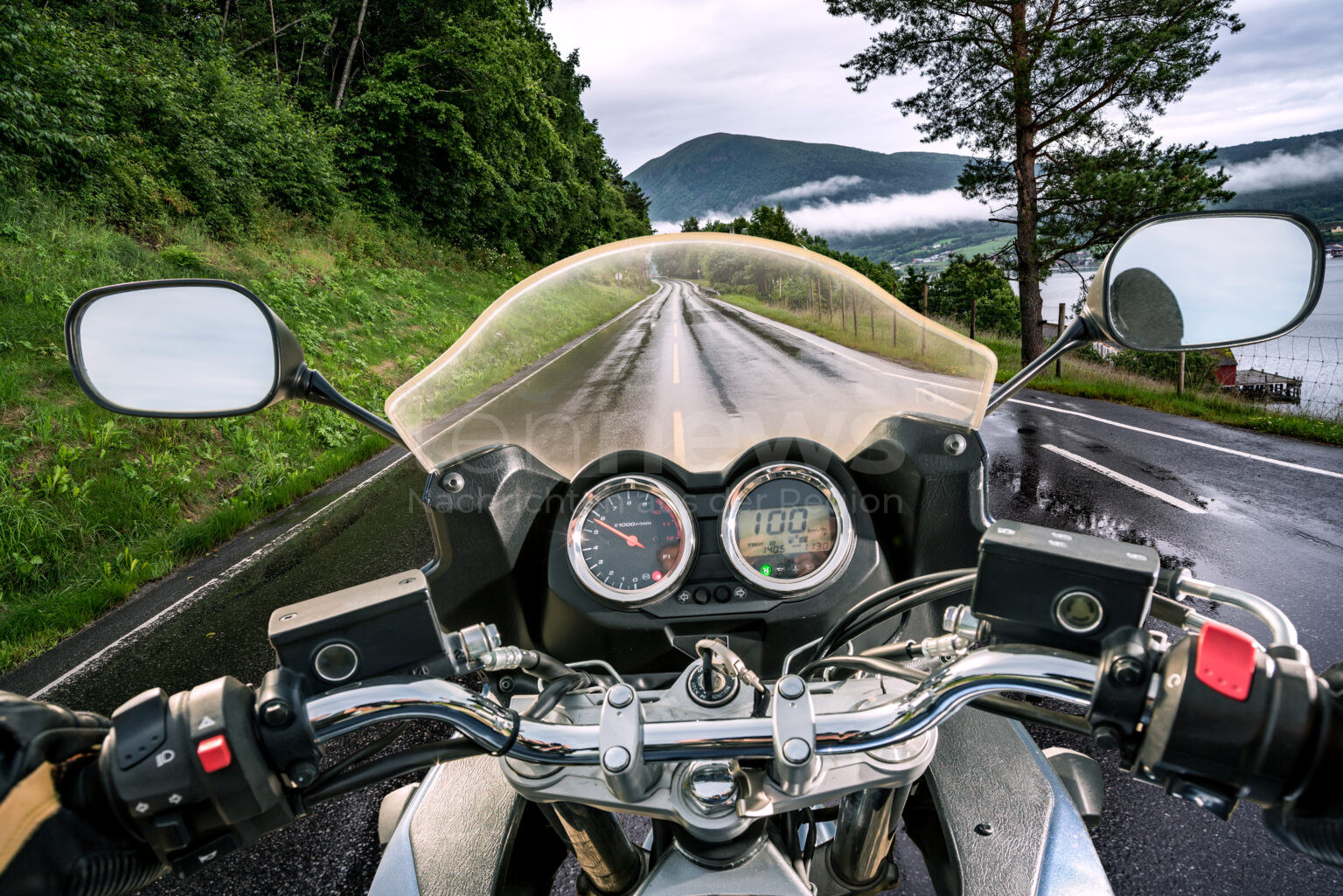 PIELENHOFEN - Drei Motorradfahrer wurden bei einem Unfall am Donnerstag (01.05.2025) verletzt – ein Hund am Straßenrand war der Auslöser. 🐕🏍️