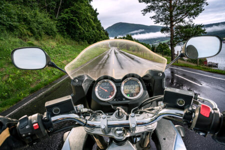 PIELENHOFEN - Drei Motorradfahrer wurden bei einem Unfall am Donnerstag (01.05.2025) verletzt – ein Hund am Straßenrand war der Auslöser. 🐕🏍️