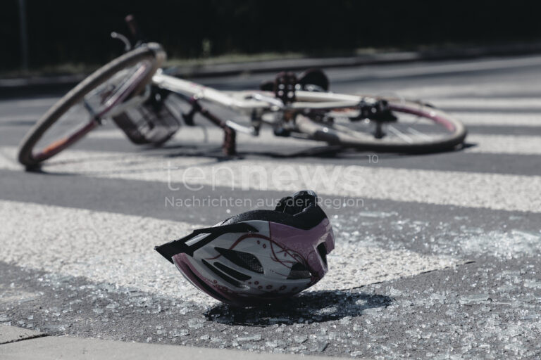 SCHWABMÜNCHEN - 🚲 Radfahrerin (76) am Donnerstag (15.05.2025) in der Auenstraße gestürzt! Seniorin kollidiert mit vorausfahrendem Fahrrad und wird leicht verletzt - Transport ins Krankenhaus. 🚑