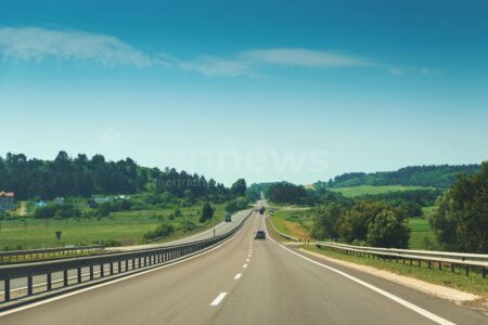 A70 BEI THURNAU - 😱 Polnischer Geisterfahrer auf A70 am Mittwoch (20.08.2025)! Mercedes zwingt Autos zum Ausweichen - 5.000 Euro Schaden! 🚔