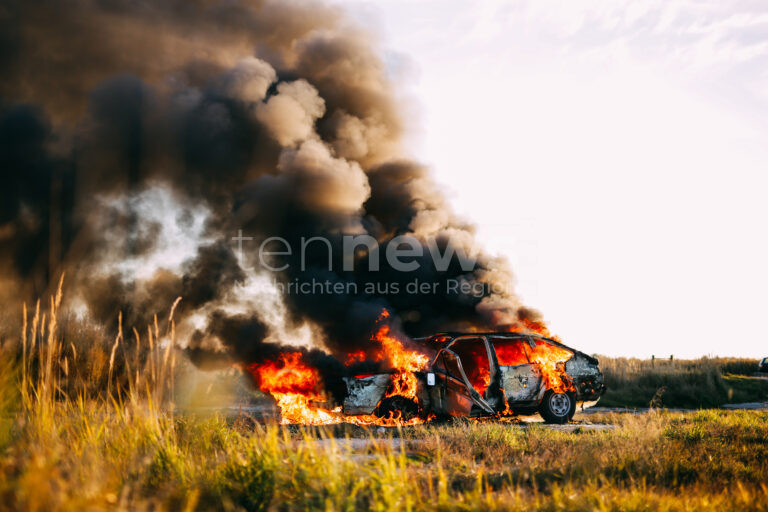 DASING - 🔥 Fahrzeugbrand am Montag (27.10.2025)! Senior (74) rettete sich aus brennendem Auto - Totalschaden von 8.000 Euro! 🚒