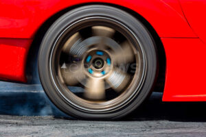 GERMERING – Reifenplatzer nach waghalsiger Drift-Aktion am Samstagabend (19.04.2025): 20-Jähriger wich angeblich Fußgäger aus 🚗 – Polizei sucht Zeugen 👮🏻‍♂