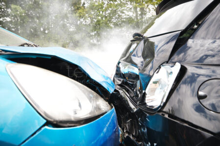 A8 ZUSMARSHAUSEN – Drei Autos krachen auf der A8 zusammen – ein Fahrer verletzt, 45.000 Euro Schaden, Autobahn teilweise gesperrt. 🚧🚗