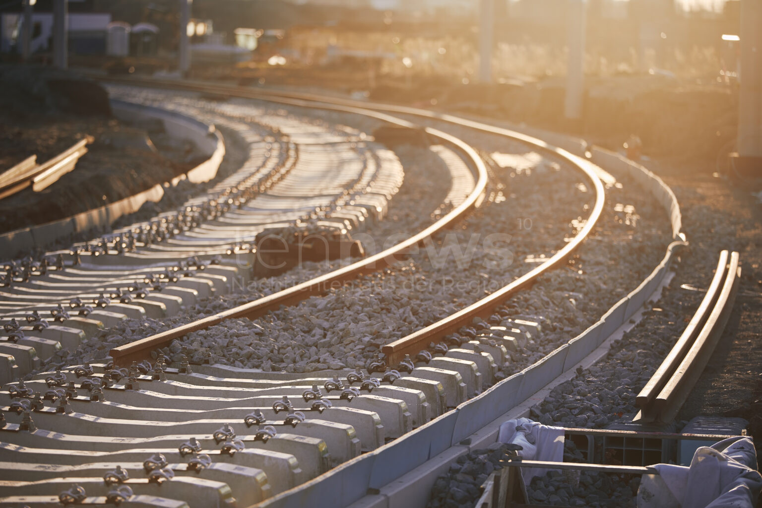 CRONHEIM - 🚆 Gefährlicher Eingriff am Donnerstag (10.07.2025)! Unbekannte legen Gegenstände auf Schienen - Zug muss darüber fahren! 🚔