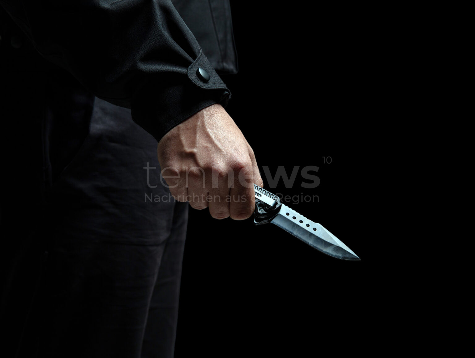 REGENSBURG - ⚠️ Bedrohung am Freitag (07.06.2025)! Mann (55) zieht möglicherweise Messer nach Streit in Bus! 🔪