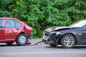 AUGSBURG-LECHHAUSEN – Zwei Autos kollidieren am Donnerstag (01.05.2025) an Kreuzung, beide Fahrer verletzt. 20.000 Euro Schaden. Polizei ermittelt. 🚗💥🚑