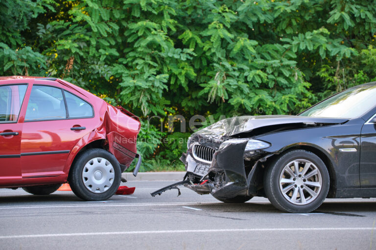 AUGSBURG-LECHHAUSEN – Zwei Autos kollidieren am Donnerstag (01.05.2025) an Kreuzung, beide Fahrer verletzt. 20.000 Euro Schaden. Polizei ermittelt. 🚗💥🚑