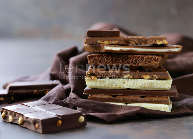WOLNZACH – Samstag (05.04.2025) räumen zwei Unbekannte das Schokoladenregal eines Marktes leer. Beute: 647,52 Euro. Die Polizei sucht Hinweise. 🍫