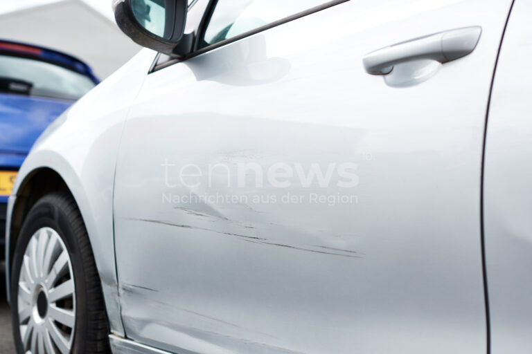 KISSING – Unbekannte zerkratzten am Dienstag (01.04.2025) einen geparkten Opel Astra in der Industriestraße. 🚗 Hinweise nimmt die Polizei Friedberg entgegen.