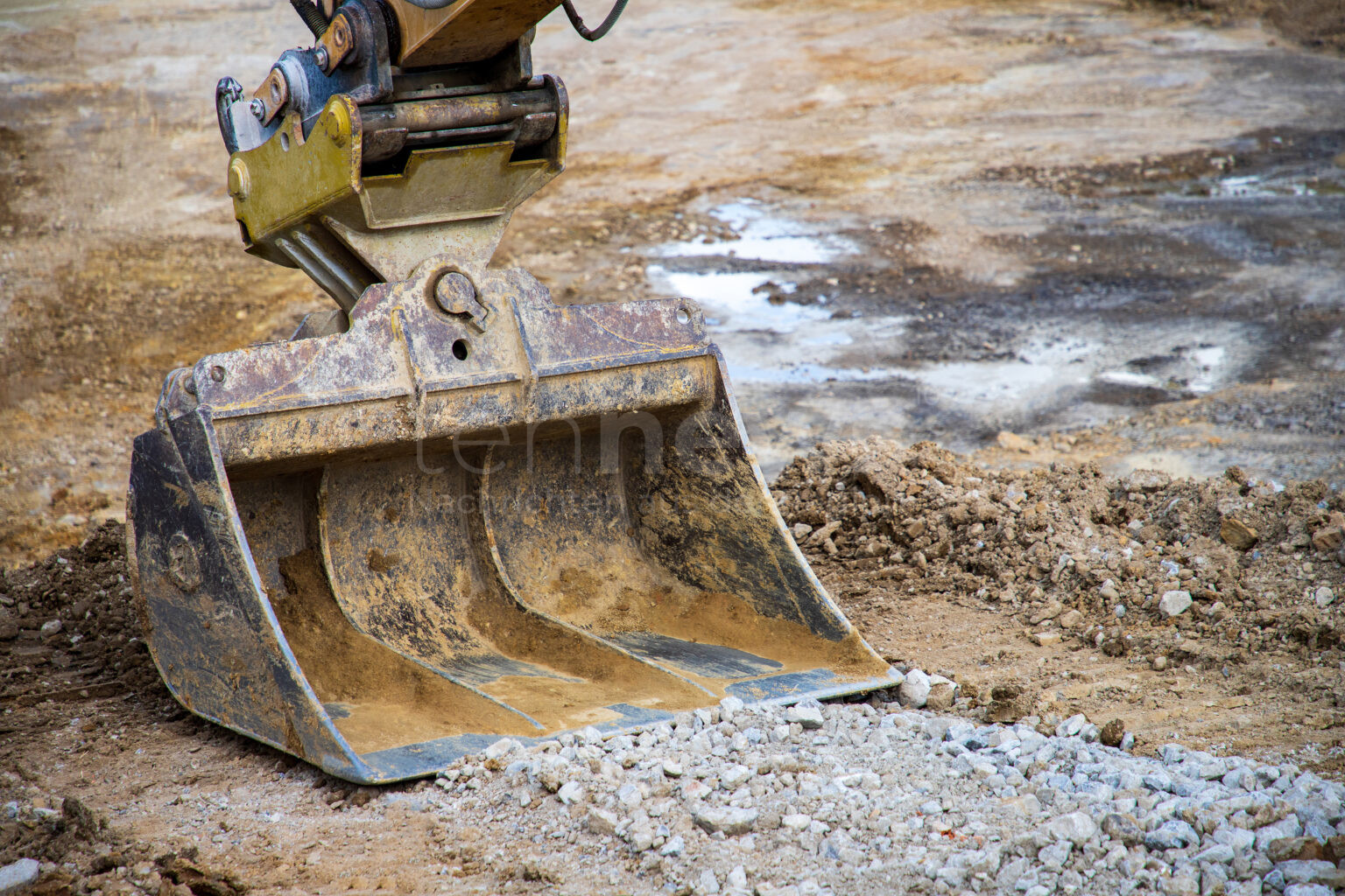 AFFING-MIEDERING – Zwischen Montag (31.03.) und Mittwoch (02.04.2025) wurde nahe Miedering eine Baggerschaufel samt Schnellwechsler gestohlen. 🚧👷