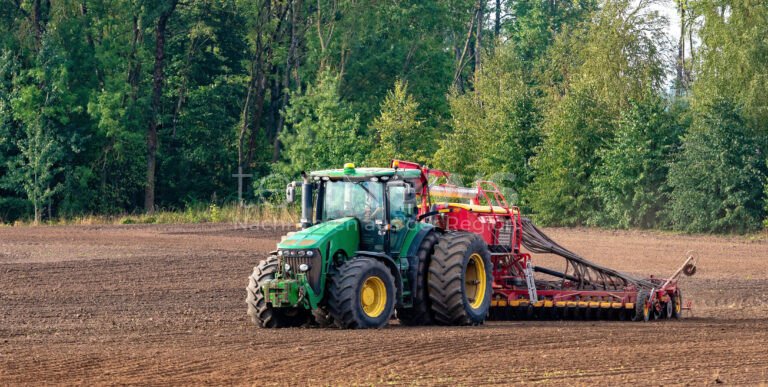 ALTMANNSTEIN – Bei Feldarbeiten am Donnerstag (17.04.2025) fing ein Traktor Feuer 🚜 Fahrer löscht mit Erde und Wasser – keine Verletzten