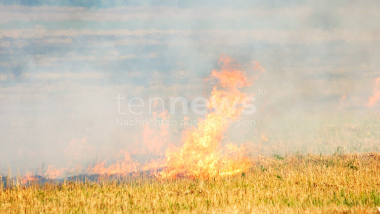GABLINGEN - 🔥 Funkenflug aus landwirtschaftlicher Maschine setzt am Montag (30.06.2025) Stoppelfeld in Brand! Ein Hektar zerstört - 2.000 Euro Schaden! 🚜