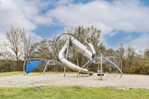 KRONACH – Streit unter Kindern auf Spielplatz eskaliert: Drei Mütter geraten am Sonntag (20.04.2025) aneinander, auch eine schlichtende Frau verletzt 👮‍♀🛝