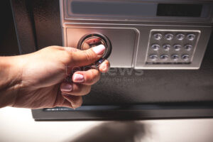 VILSHOFEN AN DER DONAU - 💰 Tresor-Diebstahl am Donnerstag (14.08.2025)! Unbekannte klauen Safe aus Wohnhaus - fünfstellige Beute! 🏠