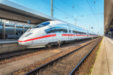 INGOLSTADT - 🚨 ICE-Evakuierung am Dienstag (13.05.2025) wegen Schadens an der Oberleitung! Zwei Reisende kollabieren, Sanitäter im Einsatz! 🧑‍⚕️