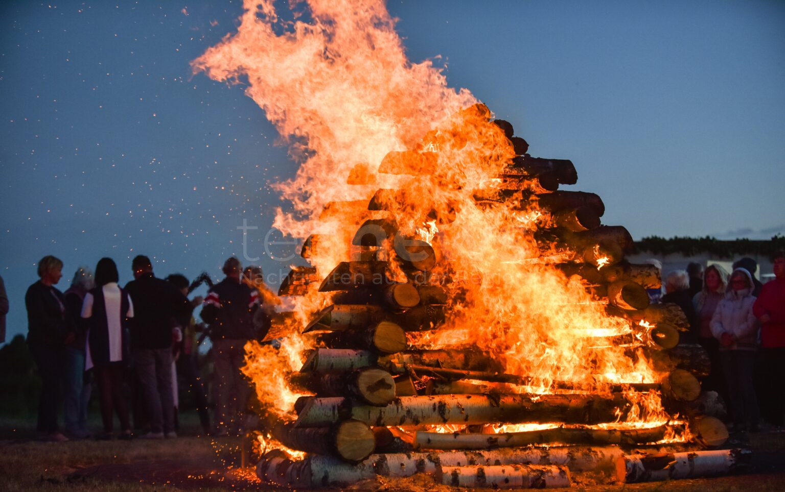 ALTHEGNENBERG - 🔥 Vorsätzliche Brandstiftung am Freitag (18.04.2025) gegen 23 Uhr! Unbekannte setzten Osterfeuer mit Benzin vorzeitig in Brand - Brauchtum gefährdet! 🪵 Schlagwörter: Start, Empfehlung, Brandstiftung, Althegnenberg, Osterfeuer, OberbayernWiederholenClaude kann Fehler machen. Bitte überprüfen Sie die Antworten. 3.7 Sonnet