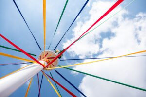 RHEURDT – Maibaum stürzt am Donnerstag (01.05.2025) auf Menschengruppe bei Mai-Feier. Fünf Verletzte, zwei schwer. Polizei geht von Unglücksfall aus. 🎋🚑