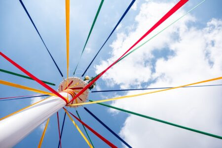 RHEURDT – Maibaum stürzt am Donnerstag (01.05.2025) auf Menschengruppe bei Mai-Feier. Fünf Verletzte, zwei schwer. Polizei geht von Unglücksfall aus. 🎋🚑