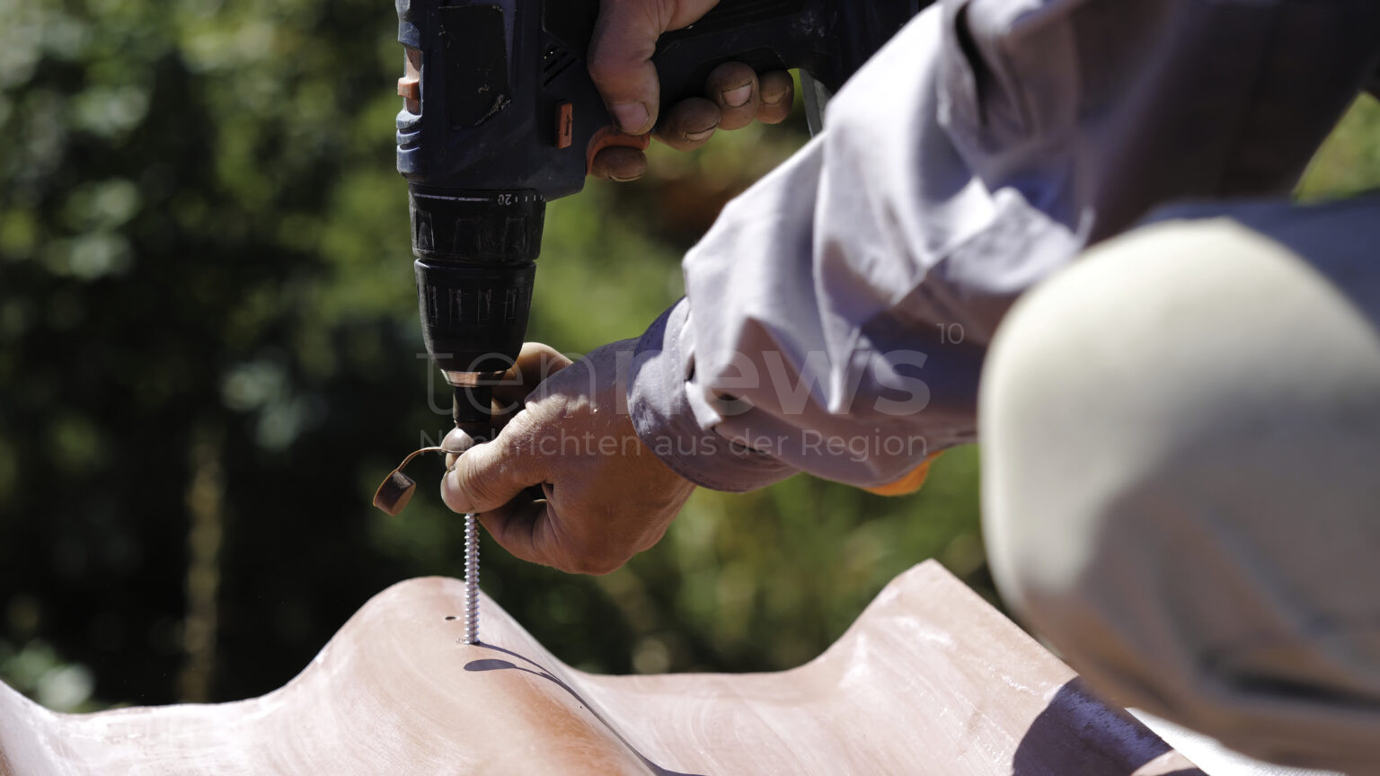 PÖTTMES - 🚨 Zwei Männer boten am Dienstag (15.04.2025) günstige Dachreparaturen an. Nach minderwertiger Arbeit kam der Betrug: Sie forderten einen fünfstelligen Betrag! 🏠