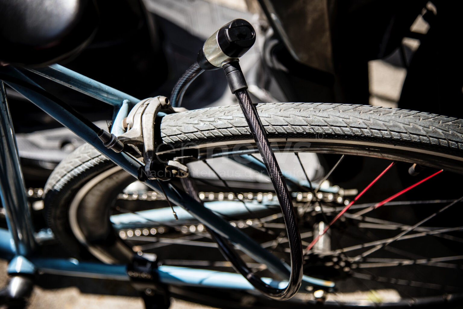 MERCHING - 🚲 Unbekannter knackt Schloss und stiehlt E-Bike (08.08.–11.08.2025)! Polizei bittet um Hinweise unter 0821/323-1710. 🚨