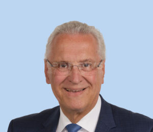 ERLANGEN - 🕊️ Innenminister Herrmann begrüßt neuen Gedächtnispreis am Montag (05.05.2025)! Stadtrat beschließt einstimmig Ehrung für Shlomo Lewin und Frida Poeschke - 15.000 Euro gegen Hass! 🏆
