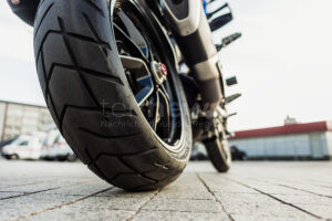 BERGHEIM - 🏍️ Sonntag (11.05.2025): Motorradfahrer fährt auf bremsendes Auto – zwei Leichtverletzte, 8.500 € Schaden! 🚑