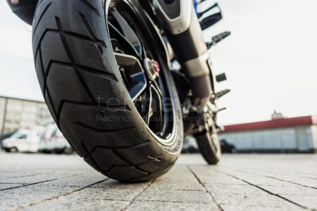 BERGHEIM - 🏍️ Sonntag (11.05.2025): Motorradfahrer fährt auf bremsendes Auto – zwei Leichtverletzte, 8.500 € Schaden! 🚑