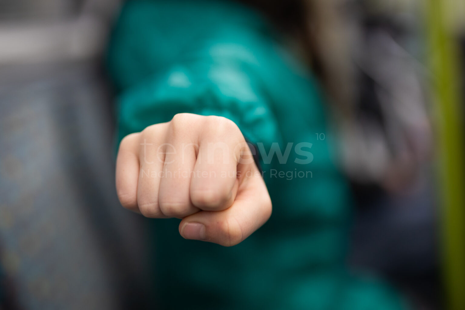 NEUBURG AN DER DONAU – Schülergruppe attackiert brutal einen 8-jähriger Schüler an Bushaltestelle am Mittwoch (02.04.2025). 👊 Polizei bittet um Hinweise.