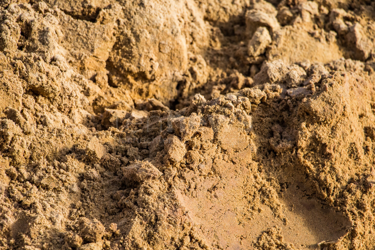 WEICHERING – Ein Unbekannter drang am Dienstag (01.04.2025) mit schwerem Gerät in ein Grundstück ein und entwendete Sand. 🚜 Hinweise an die Polizei.