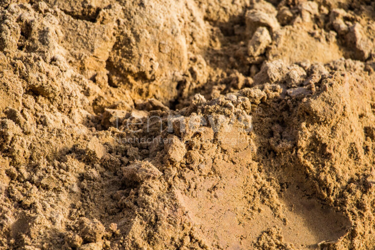 WEICHERING – Ein Unbekannter drang am Dienstag (01.04.2025) mit schwerem Gerät in ein Grundstück ein und entwendete Sand. 🚜 Hinweise an die Polizei.