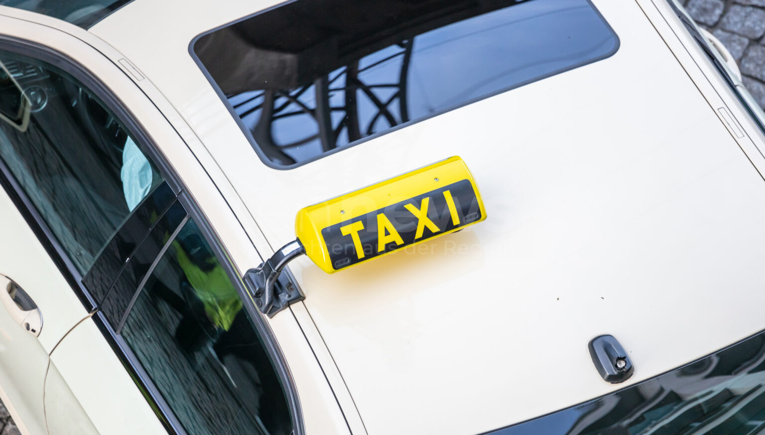 NEUSTADT AN DER DONAU - Taxi-Streit am Samstag (06.09.2025) eskaliert! Fahrgast wirft Schlüssel weg - Taxifahrer schlägt zu!