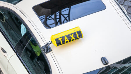 NEUSTADT AN DER DONAU - Taxi-Streit am Samstag (06.09.2025) eskaliert! Fahrgast wirft Schlüssel weg - Taxifahrer schlägt zu!