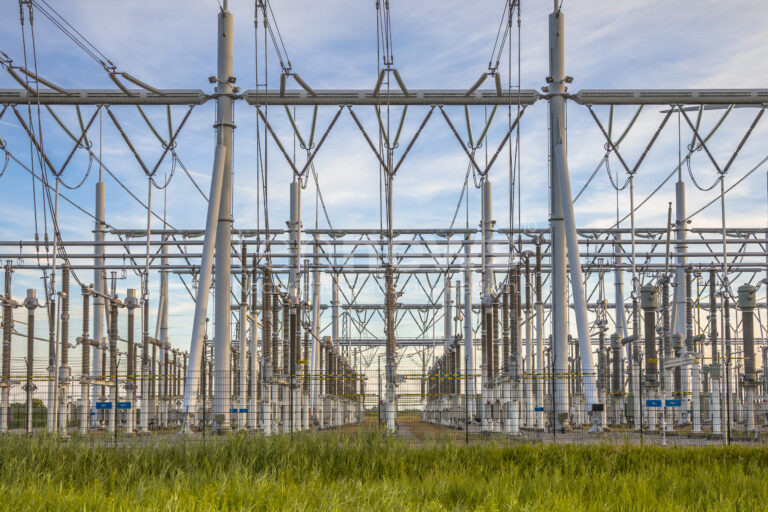 SCHROBENHAUSEN – 🔌🚫 Eine Störung auf einer 110-kV-Leitung führte am Freitag (04.04.2025) zu einem großflächigen Stromausfall in Schrobenhausen und Umgebung.