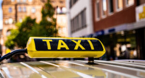 WAIDHAUS – Mann flüchtet am Samstag (19.04.2025) bei Grenzkontrolle aus Taxi 🚕 In Waidhaus durchnässt gestellt – Anzeige wegen Betrug & Gesetzesverstoß
