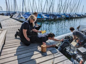 TUTZING - ⛵ Diebstahlschutz am Starnberger See: Wasserschutzpolizei führte am Samstag (17.05.2025) neunte Gravieraktion für Bootsmotoren durch! 21 nautische Gegenstände kostenlos gekennzeichnet! 🔍