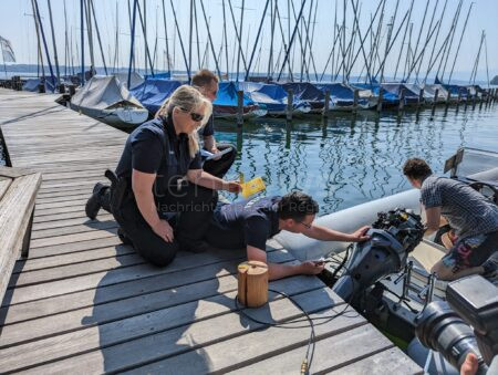 TUTZING - ⛵ Diebstahlschutz am Starnberger See: Wasserschutzpolizei führte am Samstag (17.05.2025) neunte Gravieraktion für Bootsmotoren durch! 21 nautische Gegenstände kostenlos gekennzeichnet! 🔍